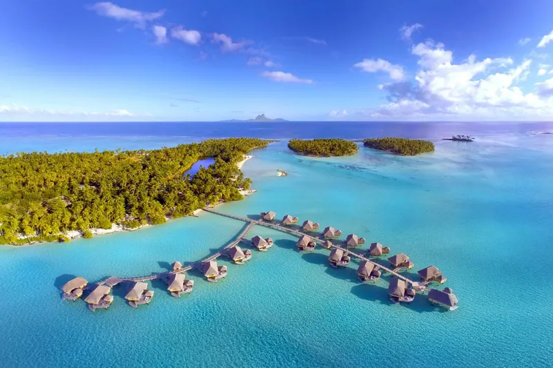 Viaje de novios en Bora Bora: bungalós sobre el agua turquesa de la Polinesia